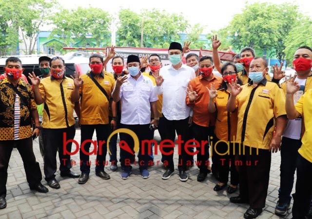 KOMPAK: Kelana, Haji Masnuh, dan pengurus Hanura usai pelepasan Brandweer Darjo unit ketiga. | Foto: Barometerjatim.com/ROY HS