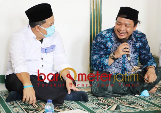 AKRAB: Gus Fahmi (kanan) bersama Fahri Hamzah di sela peresmikan Gapura Makam Syekh Umar Sumbawa. | Foto: Barometerjatim.com/ROY HS