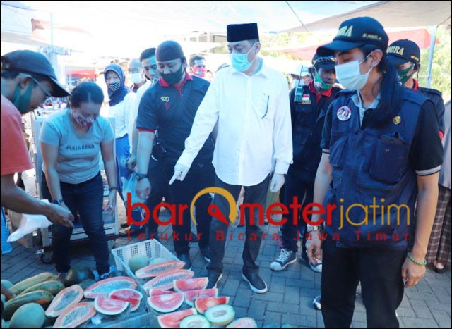 SERAP ASPIRASI: Kelana belanja sambil serap aspirasidi Pasar Progo Tropodo, Waru. | Foto: Barometerjatim.com/ROY HS