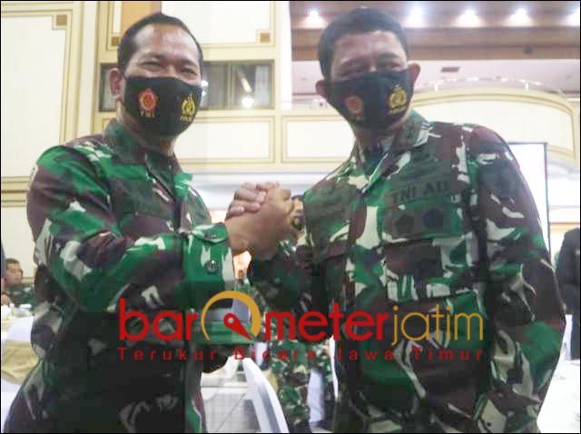 PISAH SAMBUT: Mayjen TNI Suharyanto (kanan) dan Mayjen TNI (Pur) Widodo Iryansyah. | Foto: Barometerjatim.com/ROY HS