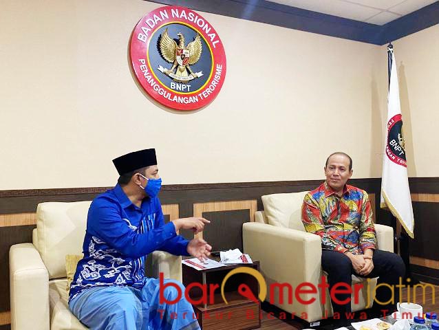 BINCANG AKRAB: Gus Hans berbincang akrab dan hangat dengan Komjen Pol Boy Rafli Amar di Jakarta. | Foto: Barometerjatim.com/IST
