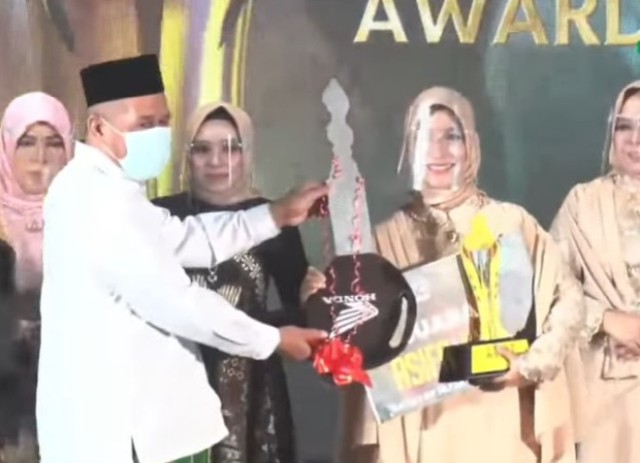 PENYERAHAN HADIAH: KH Marzuki Mustamar, serahkan hadiah di Malam Inagurasi Fatayat NU Jatim Award 2020. | Foto: IST