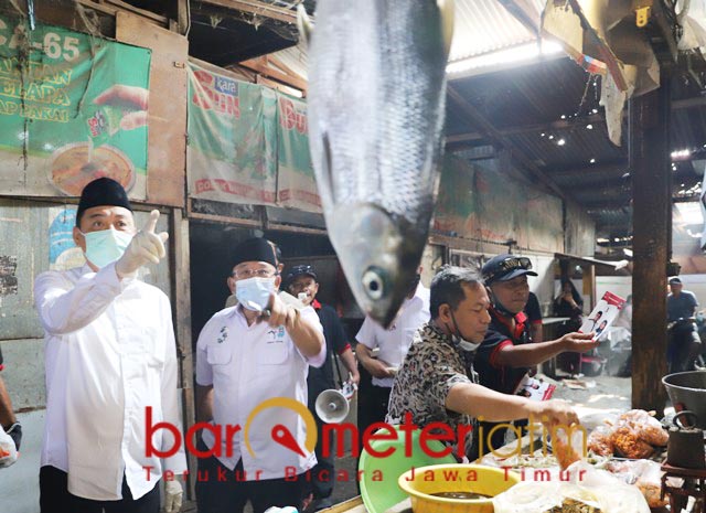 BLUSUKAN PASAR: Haji Masnuh dampingi Kelana blusukan di pasar tradisional. | Foto: Barometerjatim.com/ROY HS