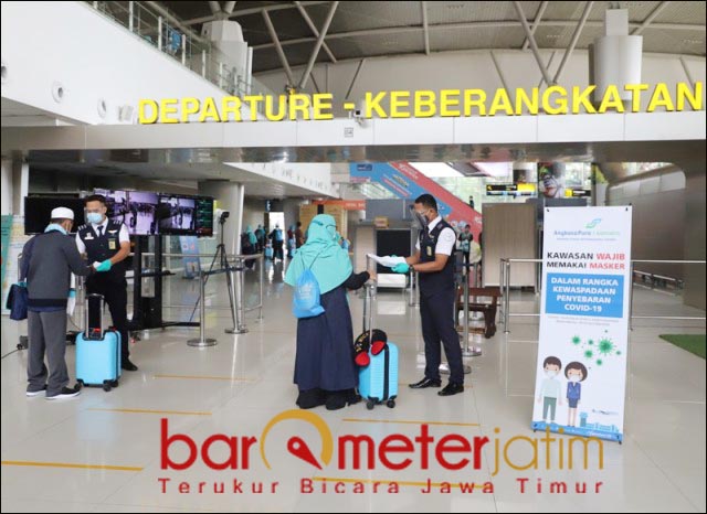 PENGECEKAN KETAT: Jamaah umroh Samira Travel melewati pengecekan berkas sebelum masuk pesawat. | Foto: Barometerjatim.com/ROY HS