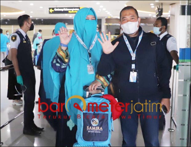 BANDARA JUANDA: Fauzi Wahyu bersama istri, mengatar keberangkatan jamaah umroh Samira Travel. | Foto: Barometerjatim.com/ROY HS