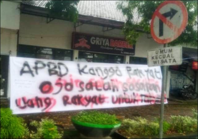 PACITAN MENOLAK: Spanduk penolakan dana dari Pemprov Jatim untuk pembangunan Museum SBY di Pacitan. | Foto: IST