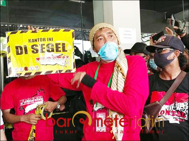 'SEGEL' GRAB: Peserta aksi Frontal jilid 3 di Surabaya 'menyegel' kantor perwakilan Grab . | Foto: Barometerjatim.com/ABDILLAH HR