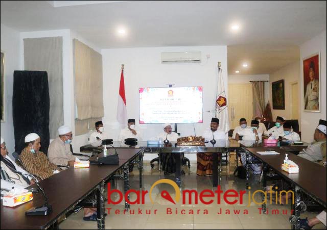 RAPERDA PESANTREN: Puluhan kiai pengasuh Ponpes melakukan pertemuan dengan pengurus Gerindra Jatim. | Foto: Barometerjatim.com/ROY HS