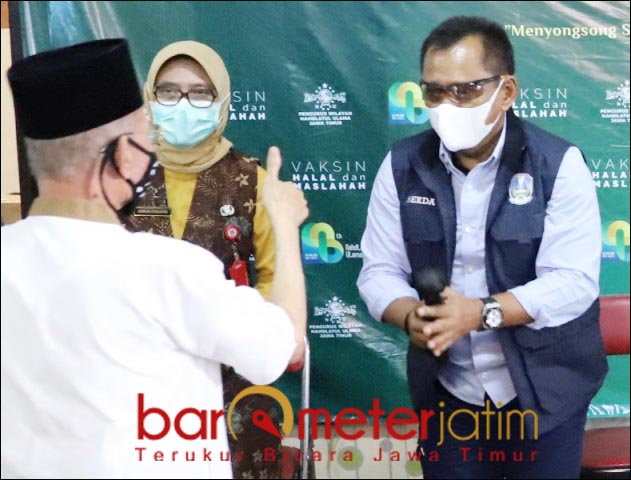 MAJU DI 2024?: Heru Tjahjono (kanan) saat mengunjungi vaksinasi Covid-19 di kantor PWNU Jatim. | Foto: Barometerjatim.com/ROY HS/DOK