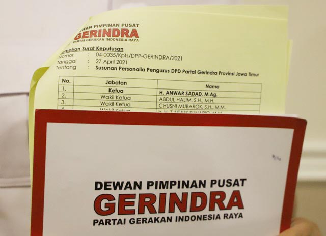 DEFINITIF: Anwar Sadad, surat keputusan sebagai ketua definitif DPD Partai Gerindra Jatim. | Foto: Barometerjatim.com/ROY HS