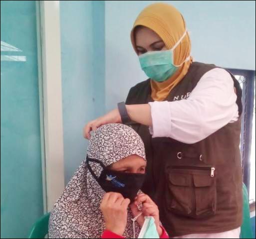 COVID-19 URUSAN BERSAMA: Dokter Syifa Mustika saat melakukan edukasi pemakain masker. | Foto: Barometerjatim.com/IST