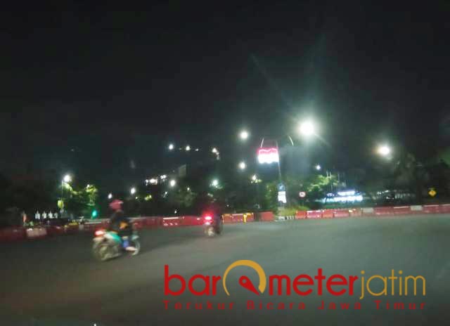 TUTUP TOTAL: Ruas Jalan A Yani Surabaya ditutup total saat PPKM Darurat. | Foto: Barometerjatim.com/ROY HS