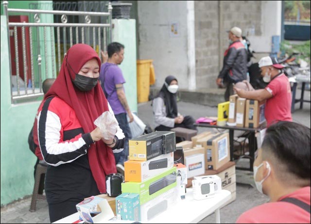 BOLEH MASUK: Pedagang membuka lapak di luar gedung Hi-Tech Mall Surabaya. Kini boleh masuk lagi. | Foto: Barometerjatim.com/ROY HS