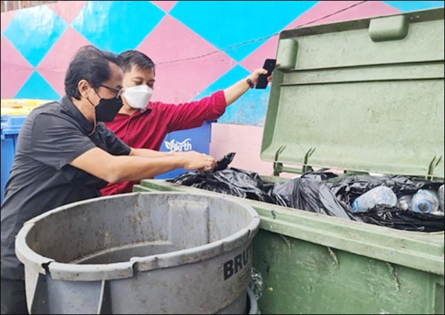 SAMPAH HOTEL: Ketua Komisi DPRD Surabaya, Baktiono mengecek langsung di TPS Kayoon. | Foto: IST