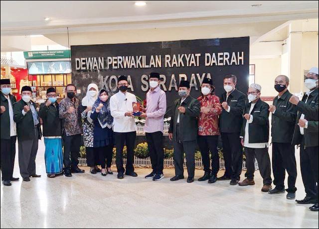 PERKUAT SINERGI: Pimpinan DPRD Kota Surabaya menerima kunjungan dari FKUB. | Foto: Barometerjatim.com/IST