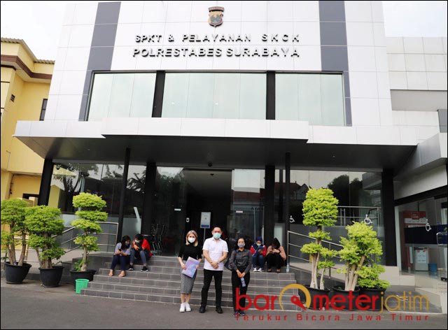 LAPOR KE POLRESTABES: Ketum Bara JP, Gianto Wijaya usai mengadu ke SPKT Polrestabes Surabaya. | Foto: Barometerjatim.com/ROY HS