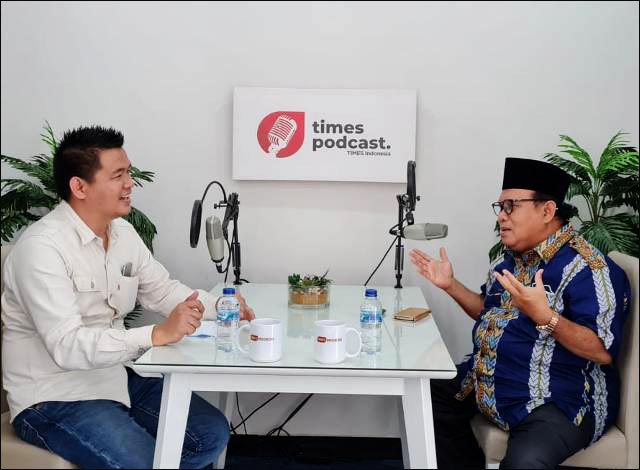 TIME PODCAST: Kiagus Firdaus ajak KH Amiruddin Nahrawi podcast di media online yang dirikan. | Foto: IST
