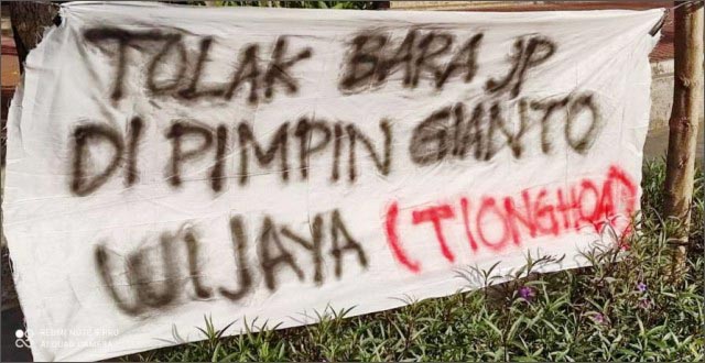 SIAPA PELAKUNYA?: Salah spanduk bernada rasis hantam Ketum Bara JP, Gianto Wijaya. | Foto: Barometerjatim.com/ROY HS