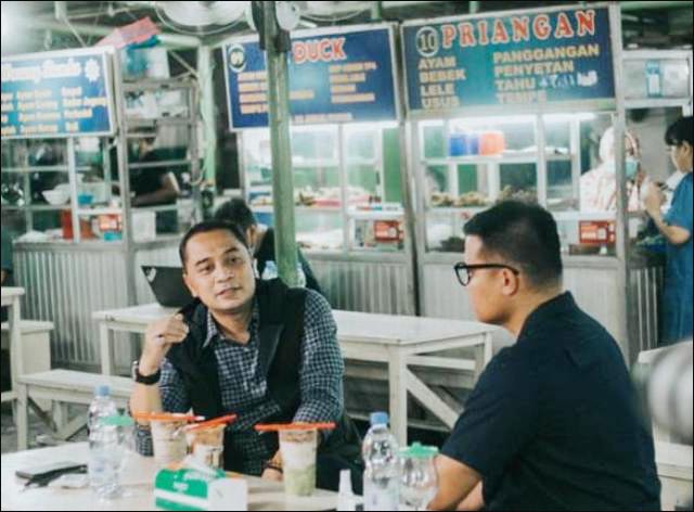 PERKUAT SWK: Waki Kota Surabaya, Eri Cahyadi (kiri) akan semakin perkuat Sentra Wisata Kuliner (SWK). | Foto: Humas Pemkot Surabaya