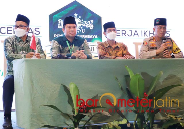KEMISKINAN: Adi Sutarwidjono (dua dari kanan), problem kemiskinan jadi bahasan di Muskercab PCNU Surabaya | Foto: Barometerjatim.com/ROY HS