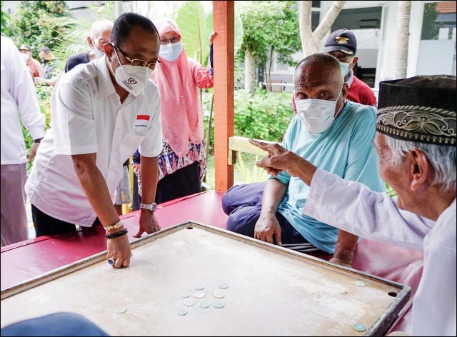Seru Hibur Lansia Griya Werdha, Armuji Ikut Main Karambol