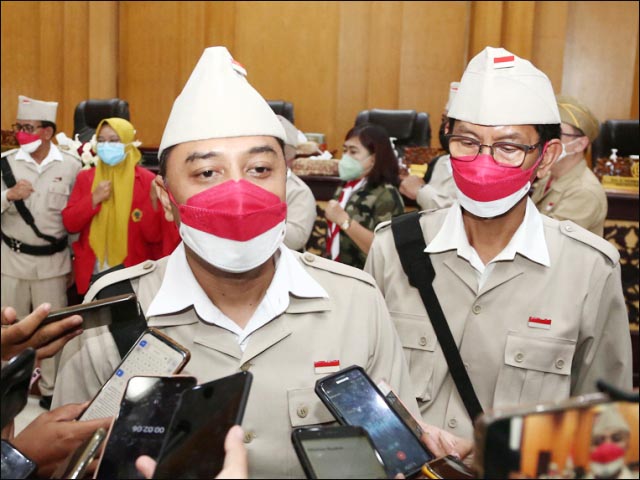 KOMPAK: Eri Cahyadi dan Adi Sutarwijono berkostum ala pejuang, bukti kekompakan Pemkot-DPRD Surabaya. | Foto: Barometerjatim.com/IST