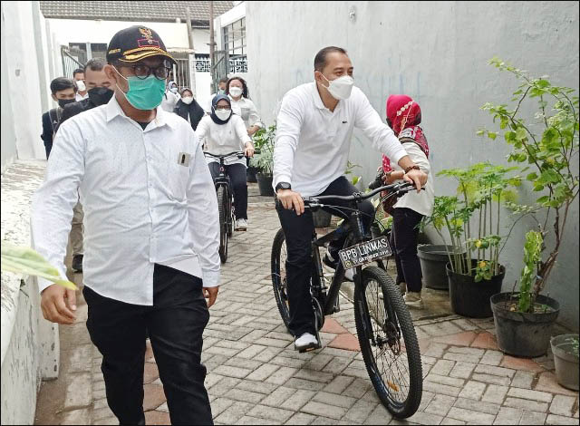 TINJAU PERKAMPUNGAN: Eri Cahyadi bersepeda melakukan peninjauan di perkampungan Surabaya. | Foto: Barometerjatim.com/IST
