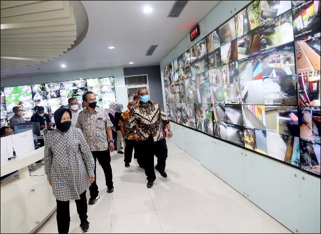 SAMBANGI CC 112: Mensos Tri Rismaharini ajak jajarannya sambangi Command Center 112 Surabaya. | Foto: IST