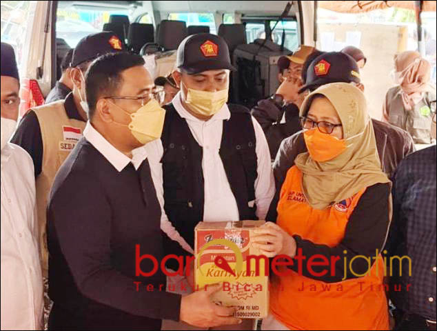 BANTUAN GERINDRA: Ketua Gerindra Jatim, Anwar Sadad serahkan bantuan untuk pengungsi erupsi Semeru. | Foto: Barometerjatim.com/IST