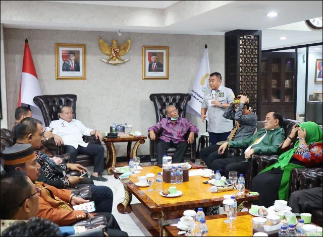 GUGAT PRESIDENTIAL THRESHOLD: Raja dan Sultan Nusantara bertemu Ketua DPD RI, La Nyalla Mattalitti. | Foto: Barometerjatim.com/IST