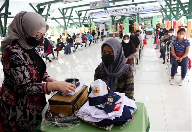 Di Era Eri Cahyadi, 26.870 Siswa SMP di Surabaya Terima Seragam Gratis