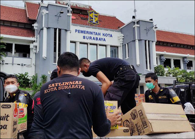 LOGISTIK: Selain kendaraan berat, Pemkot Surabaya kirim bantuan logistik ke Lumajang. | Foto: Barometerjatim.com/IST