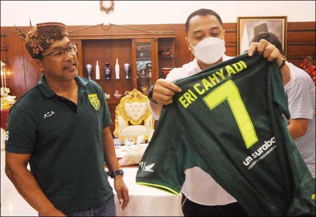 PERSEBAYA REK: Pelatih Persebaya, Aji Santoso memberi Eri Cahyadi jersey nomor punggung 7. | Foto: Barometerjatim/IST