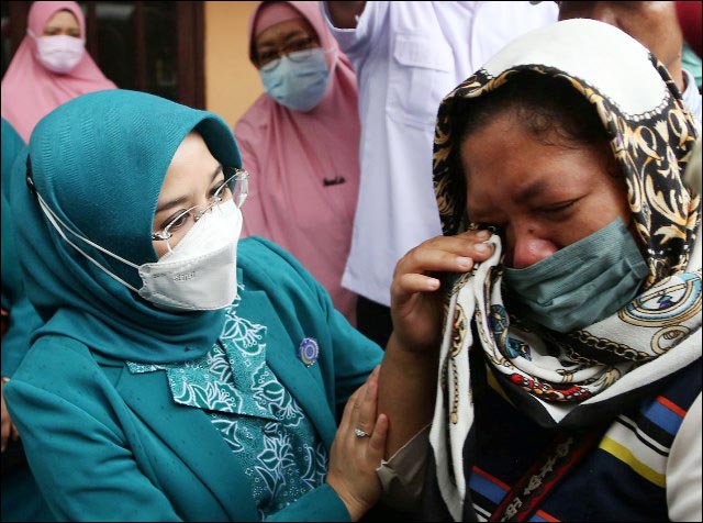 BIKIN HATI PEDIH: Ibu Afi tak henti menangis saat dijenguk Rini Indriyani. | Foto: Barometerjatim.com/IST