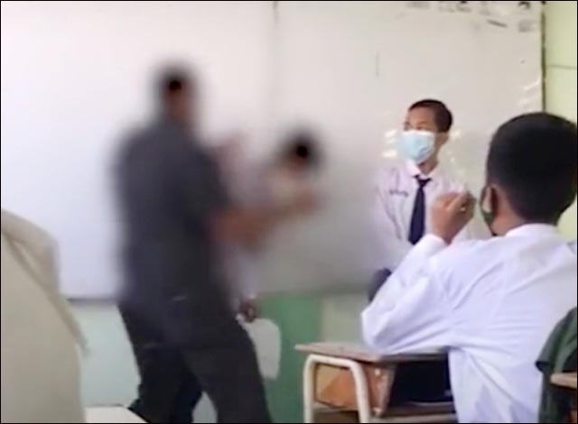 JANGAN TERJADI LAGI: Tangkapan layar video guru di SMP 49 Surabaya hajar siswa. | Foto: Capture Video/IST