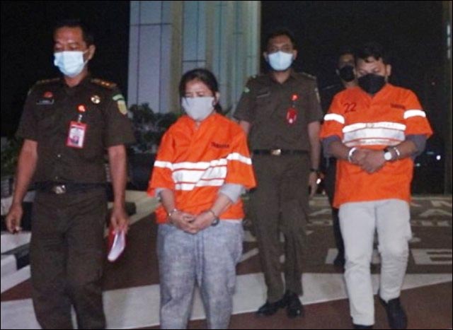DITAHAN: Dua tersangka ditahan dalam dugaan korupsi pengajuan kredit di Bank Jatim Syariah Cabang Sidoarjo. | Foto: IST