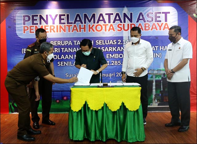 DARI MASPION KE PEMKOT: Penyerahan aset senilai Rp 200 miliar dari PT Maspion kepada Pemkot Surabaya. | Foto: Barometerjatim.com/IST