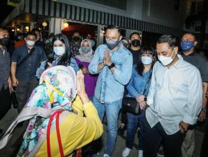 MLAKU-MLAKU: AHY ditemani Eri Cahyadi disapa pengunjung saat mlaku-mlaku di Tunjungan Romansa. | Foto: Barometerjatim.com/IST