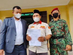 KOMITMEN MUHAMMADIYAH: Adit Hananta Utama usai melaporkan Bupati Muhdlor ke Polda Jatim. | Foto: Barometerjatim.com/ROY HS
