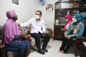 SISIR WARGA: Eri Cahyadi, sapa langsung warga untuk mengidentifikasi permasalahan di lapangan. | Foto: Barometerjatim/Humas