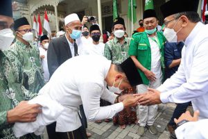 SEABAD NU: Eri Cahyadi menyalami Gus Yahya, Surabaya siap jadi tuan rumah seabad NU. | Foto: Barometerjatim.com/IST