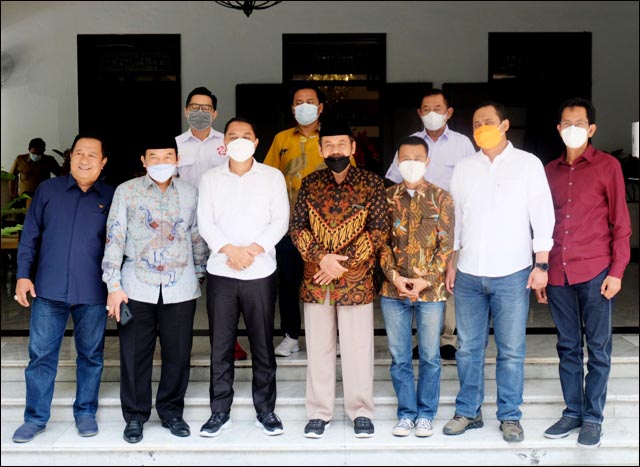 KOMPAK: 10 pimpinan parpol berkumpul di rumah dinas wali kota bicarakan kenaikan Covid-19. | Foto:  Barometerjatim.com/IST