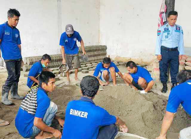 Lapas Pamekasan Ajari Eks Pecandu Narkoba Bikin Paving Blok, Sehari Bisa 3.000 Buah
