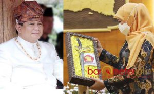 LAMARAN: Keris dari Prabowo untuk Khofifah, dinilai pakar sebagai bentuk lamaran. | Foto: Barometerjatim.com/IST