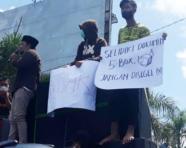 USUT TUNTAS: Massa minta ungkap lima boks dokumen yang disita Kejati Situbondo dari kantor DLH. | Foto: IST