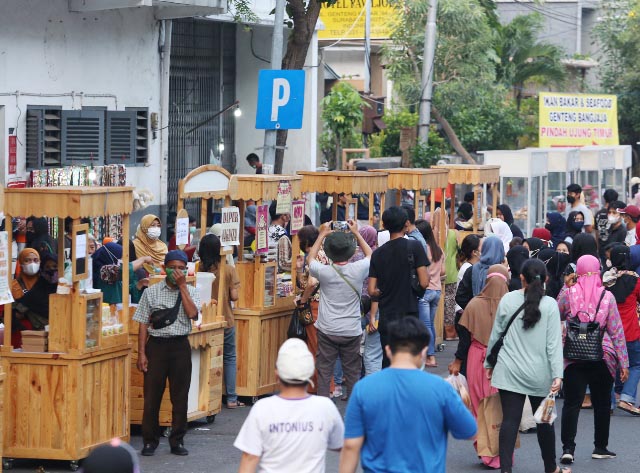 ANTUSIAS: Car Free Day di Jalan Tunjungna, disambut antusias warga Kota Surabaya. | Foto: Barometerjatim.com/IST