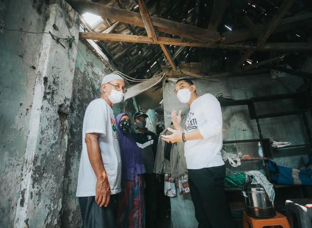 BUTUH DIDANDANI: Eri Cahyadi meninjau rumah warga yang akan disentuh program Dandan Omah. | Foto: Humas Pemkot Surabaya