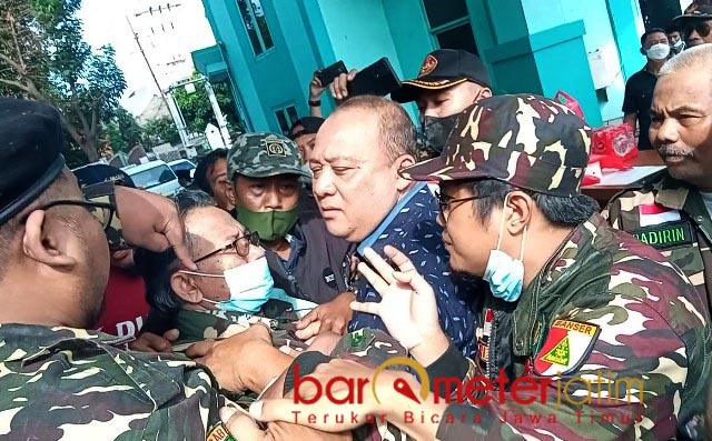 RICUH: Banser Surabaya minta Said Utomo melepas jaket bertuliskan IKA Ansor-Banser. | Foto: Barometerjatim.com/ROY HS