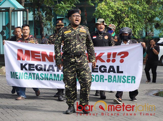 BUBARKAN DEKLARASI: Banser Surabaya mendatangi acara deklarasi IKA Ansor Jatim dan membubarkannya. | Foto: Barometerjatim.com/ROY HS