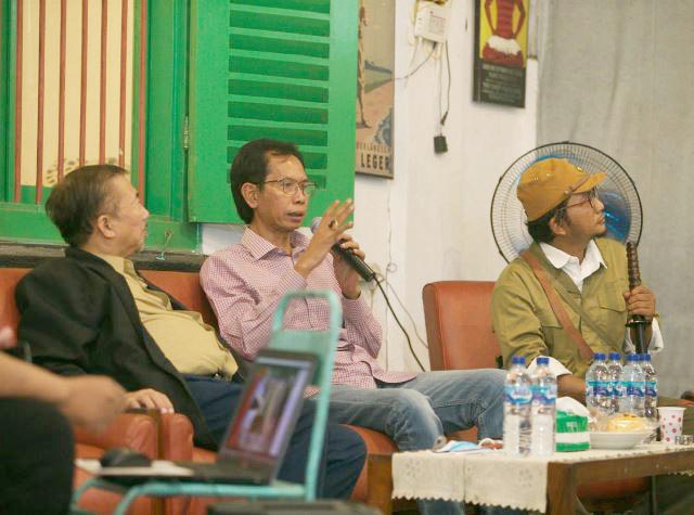 SELURUS-LURUSNYA: Adi Sutarwijono (tengah) luruskan sejarah kelahiran Soekarno selurus-lurusnya. | Foto: Barometerjatim.com/IST